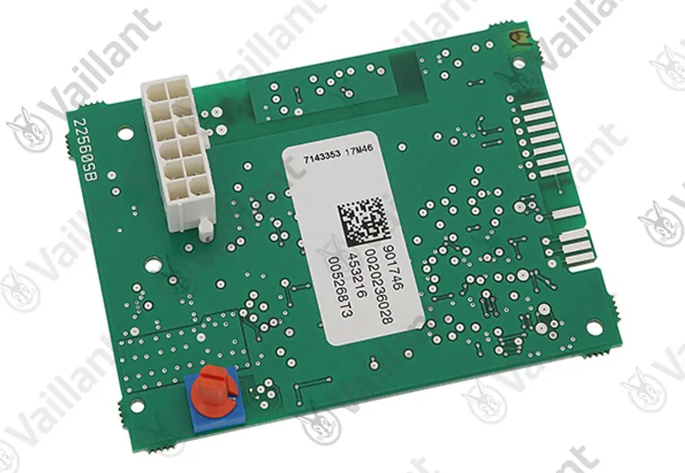 Druckplatine von Vaillant mit mehreren elektrischen Anschlüssen, Schaltkreis und Identifier-Etikett auf grünem Untergrund.